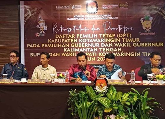 Ketua KPU Kotawaringin Timur Muhammad Rifqi saat memimpin rapat pleno penetapan DPT, Sabtu, 21 September 2024.