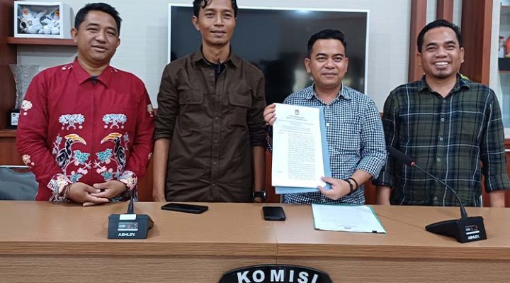 Ketua KPU Kotim M Rifqi menunjukkan SK penetapan pasangan calon Pilkada 2024, Minggu, 22 September 2024.