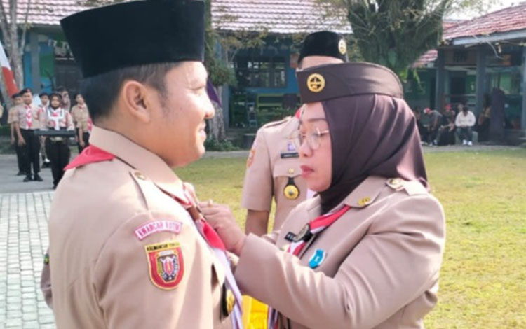 Dadang Siswanto Terima Penghargaan Lencana Pancawarsa II dalam Apel Besar Pramuka