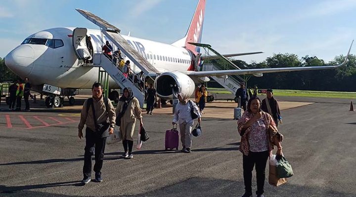 Nam Air jurusan Sampit Surabaya ketika mendarat di Bandara H Asan Sampit, Jumat, 13 September 2024.