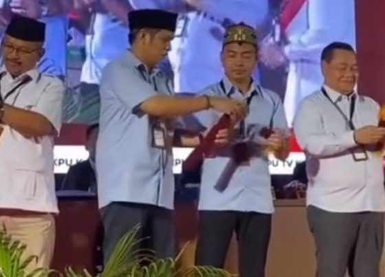 Paslon Rudini Paisal saat pencabutan nomor urut peserta Pilkada Kotim 2024.