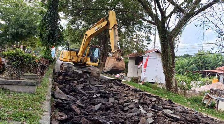 Pembangunan rekonstruksi Jalan HM Arsyad, Jumat, 16 Agustus 2024.