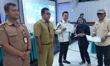 Pemenang lomba jurnalistik PWI Kotawaringin Timur kategori OPD menerima uang pembinaan, Senin, 23 September 2024.