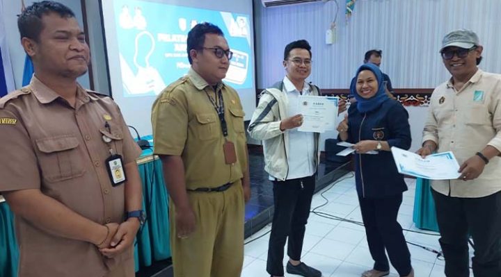 Pemenang lomba jurnalistik PWI Kotawaringin Timur kategori OPD menerima uang pembinaan, Senin, 23 September 2024.