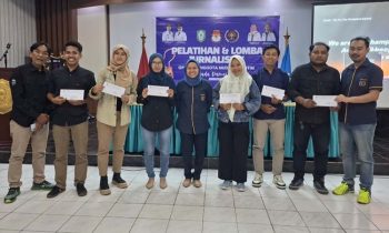 Pemenang lomba jurnalistik PWI Kotawaringin Timur menerima uang pembinaan, Senin, 23 September 2024.