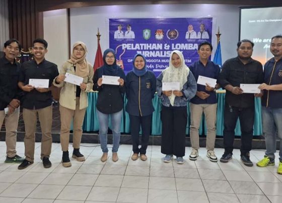 Pemenang lomba jurnalistik PWI Kotawaringin Timur menerima uang pembinaan, Senin, 23 September 2024.