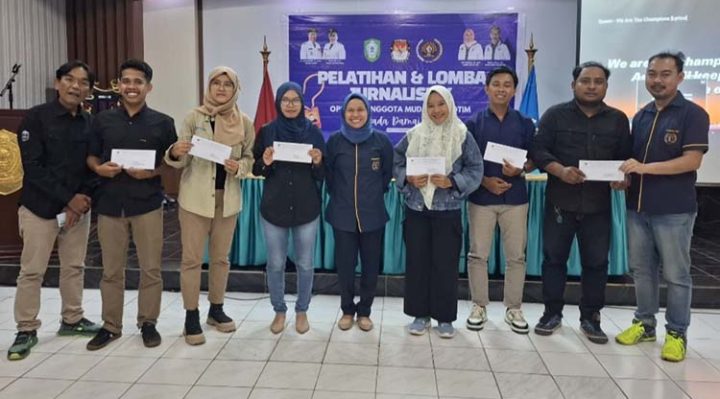 Pemenang lomba jurnalistik PWI Kotawaringin Timur menerima uang pembinaan, Senin, 23 September 2024.