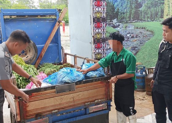 Pengecekan bahan makanan sebelum masuk ke areal Lapas Sampit