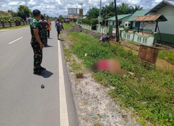 Pengendara sepeda motor yang terkapar usai insiden kecelakaan di Bagendang, Kecamatan Mentaya Hilir Utara.