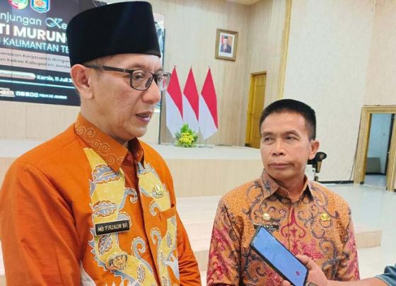 Penjabat (Pj) Bupati Murung Raya Hermon (kanan) dan Wakil Bupati Kabupaten Jember K. H. Muhammad Balya Firjaun Barlaman (kiri) saat diwawancarai awak media, Kamis, 11 Juli 2024.