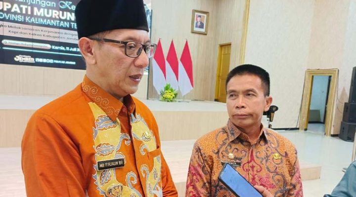 Penjabat (Pj) Bupati Murung Raya Hermon (kanan) dan Wakil Bupati Kabupaten Jember K. H. Muhammad Balya Firjaun Barlaman (kiri) saat diwawancarai awak media, Kamis, 11 Juli 2024.