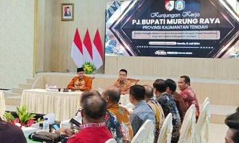 Penjabat (Pj) Bupati Murung Raya Hermon (nomor dua dari ujung kanan) saat pertemuan dengan Pemkab Jember di Pendopo Wahyawibawagraha, Kamis, 11 Juli 2024