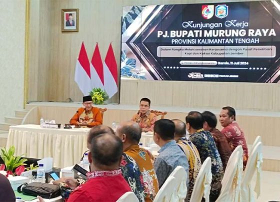 Penjabat (Pj) Bupati Murung Raya Hermon (nomor dua dari ujung kanan) saat pertemuan dengan Pemkab Jember di Pendopo Wahyawibawagraha, Kamis, 11 Juli 2024