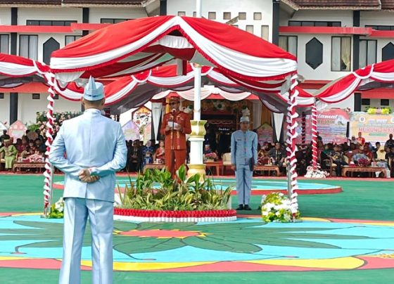 Penjabat (Pj) Bupati Murung Raya Hermon saat menyampaikan amanat pada upacara HUT Murung Raya ke 22 tahun di halaman kantor Bupati Murung Raya