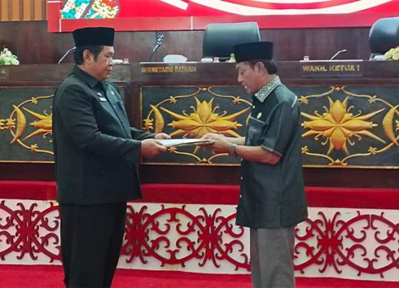 Penjabat (Pj) Sekretaris Daerah (Sekda) Murung Raya Rudie Roy saat menyerahkan Raperda tentang RAPBD perubahan tahun 2024 kepada Wakil Ketua I DPRD Murung Raya Likon di Gedung DPRD Murung Raya, Selasa.