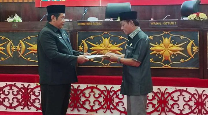 Penjabat (Pj) Sekretaris Daerah (Sekda) Murung Raya Rudie Roy saat menyerahkan Raperda tentang RAPBD perubahan tahun 2024 kepada Wakil Ketua I DPRD Murung Raya Likon di Gedung DPRD Murung Raya, Selasa.