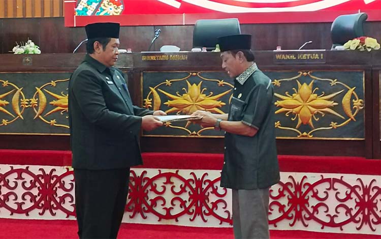 Pj Sekda Murung Raya Serahkan Raperda tentang RAPBD Perubahan 2024