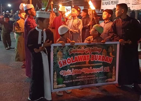 Peserta antusias ikut pawai peringatan Maulid Nabi di Baamang Tengah, Sabtu malam, 21 September 2024.