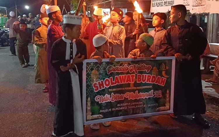 Merayakan Kelahiran Nabi Muhammad di Baamang Tengah: Pawai Obor dan Aksi Sosial Penuh Kebersamaan