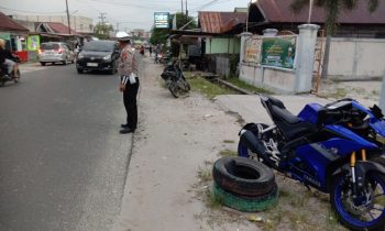 Petugas Satlantas Polres Kotim saat mengatur arus lalu lintas usai kecelakaan di Jalan Ir H Juanda Sampit