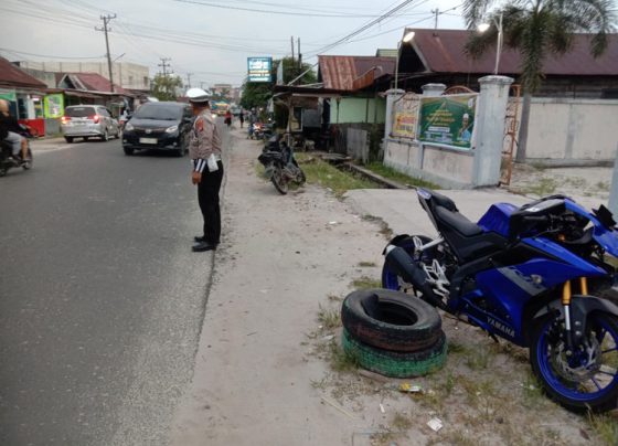 Petugas Satlantas Polres Kotim saat mengatur arus lalu lintas usai kecelakaan di Jalan Ir H Juanda Sampit