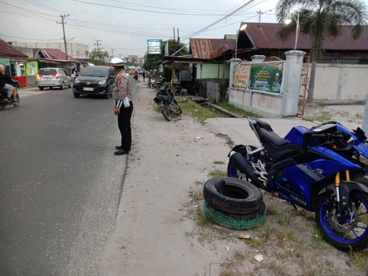 Yamaha R15 vs Honda Revo, Dua Pengendara Dilarikan ke Rumah Sakit