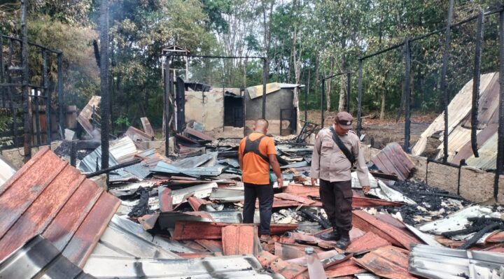 Petugas kepolisian mengecek lokasi kebakaran di Desa Pundu, Minggu, 29 September 2024