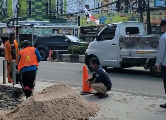 Petugas memasang lampu lalu lintas di simpang Pelita HM Arsyad Sampit, Sabtu, 28 September 2024.