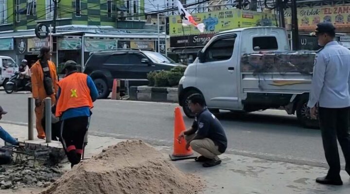 Petugas memasang lampu lalu lintas di simpang Pelita HM Arsyad Sampit, Sabtu, 28 September 2024.