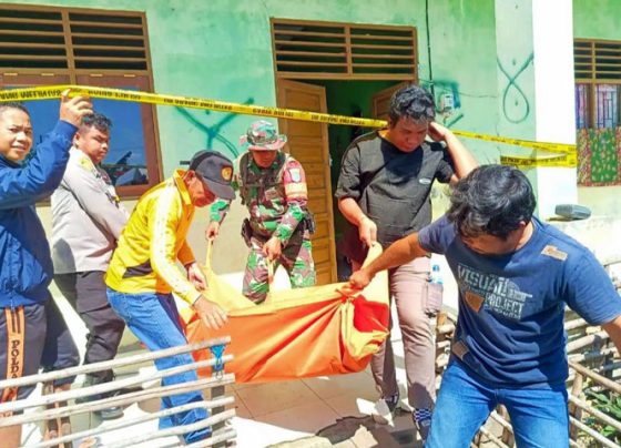 Petugas mengevakuasi jasad korban meninggal dunia terjepit pintu, Kamis, 12 September 2024.