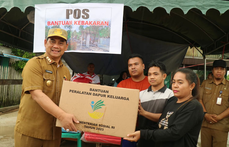 Pemkab Kotim Bantu Masyarakat Terdampak Kebakaran di Kecamatan Kota Besi
