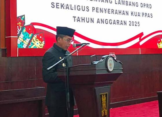 Pj Bupati Murung Raya Hermon saat menyampaikan pidato pada rapat paripurna ke 2 masa sidang II di Gedung DPRD Murung Raya, Jumat