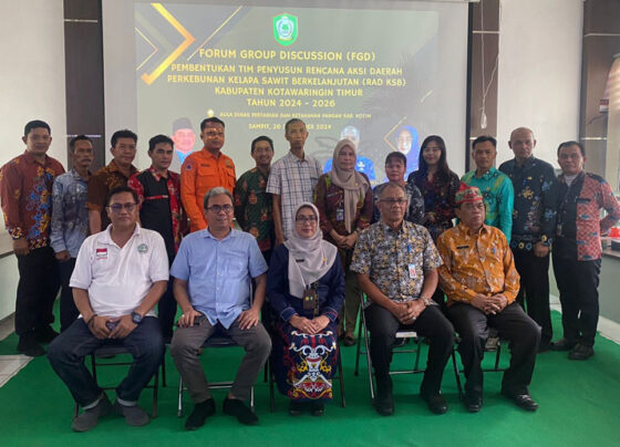 Pj Sekda Kotim Sanggul Lumban Gaol (dua depan kanan) saat berfoto bersama peserta didampingi Asisten Setda Kotim dan Kepala Dinas Pertanian dan Ketahanan Pangan, Kamis,28 September 2024