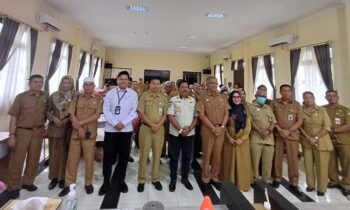 Pj Sekda Kotim Sanggul Lumban Gaol melepas ASN purna tugas, Senin, 30 September 2024.