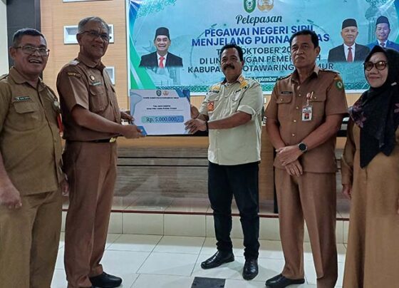 Pj Sekda Kotim Sanggul Lumban Gaol menyerahkan SK pensiun untuk Fuad Sidiq dan Muhammad Yusuf, Senin, 30 September 2024.