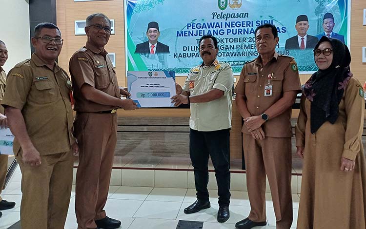Dua Pejabat Eselon II Pemkab Kotim Purna Tugas
