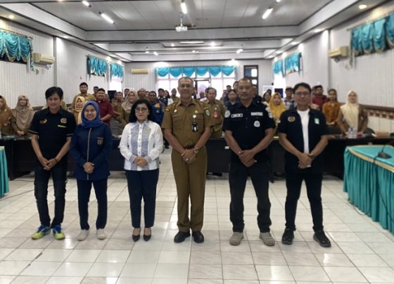 Pj Sekda Kotim didampingi, Ketua DPRD, Ketua PWI, Ketua Panitia, Polres Kotim saat berfoto bersama dengan para peserta, Senin, 23 September 2024
