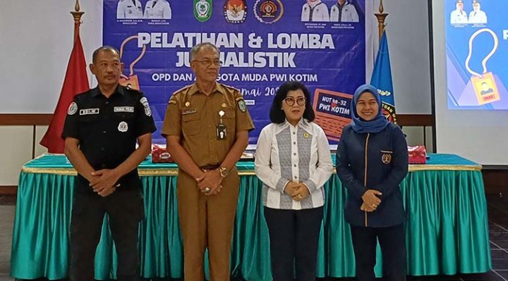 Pj Sekretaris Daerah Kotawaringin Timur Sanggul Lumban Gaol membuka pelatihan dan lomba jurnalistik yang digelar PWI Kotim, Senin, 23 September 2024.