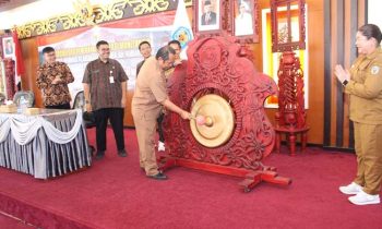 Pj Sekretaris Daerah (Sekda) Murung Raya Rudie Roy memukul gong sebagai tanda diluncurkannya aplikasi SiSAPAN di aula Cahai Ondhui Tingang, Senin