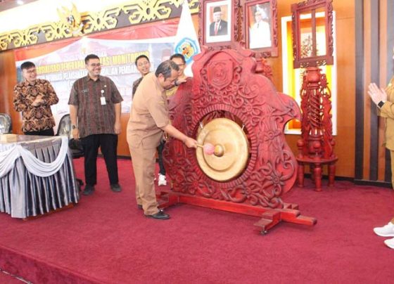 Pj Sekretaris Daerah (Sekda) Murung Raya Rudie Roy memukul gong sebagai tanda diluncurkannya aplikasi SiSAPAN di aula Cahai Ondhui Tingang, Senin