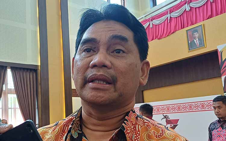 Shalahuddin Targetkan Pembangunan Jembatan Mentaya Dimulai 2025