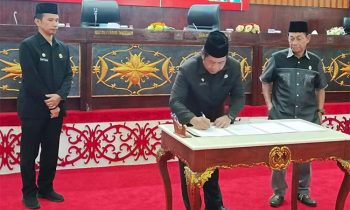 Saat Penjabat (Pj) Sekretaris Daerah (Sekda) Murung Raya Rudie Roy menandatangani persetujuan bersama tentang RPJPD Kabupaten Murung Raya tahun 2025 2045 di Gedung DPRD Murung Raya, Selasa