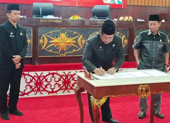 Saat Penjabat (Pj) Sekretaris Daerah (Sekda) Murung Raya Rudie Roy menandatangani persetujuan bersama tentang RPJPD Kabupaten Murung Raya tahun 2025 2045 di Gedung DPRD Murung Raya, Selasa