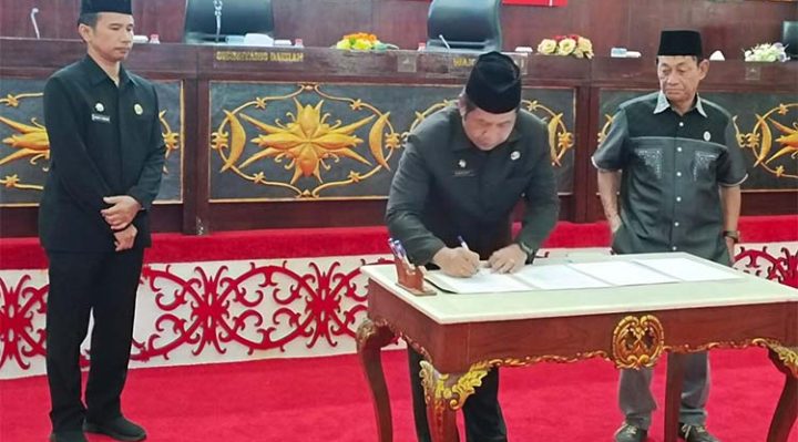 Saat Penjabat (Pj) Sekretaris Daerah (Sekda) Murung Raya Rudie Roy menandatangani persetujuan bersama tentang RPJPD Kabupaten Murung Raya tahun 2025 2045 di Gedung DPRD Murung Raya, Selasa