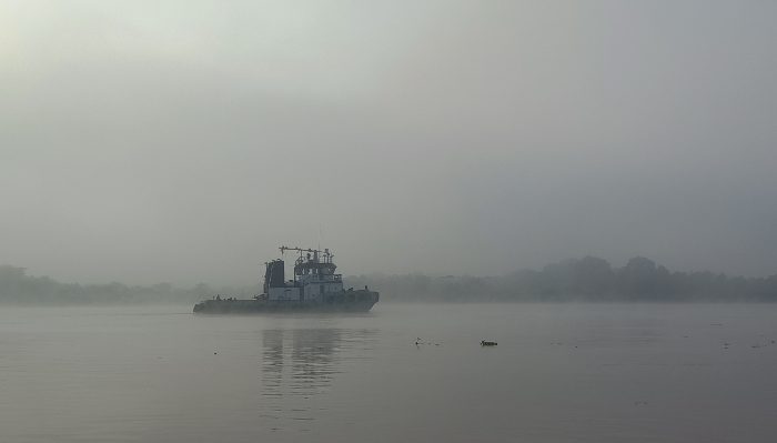 Sebuah tugboat saat melintasi Sungai Mentaya.