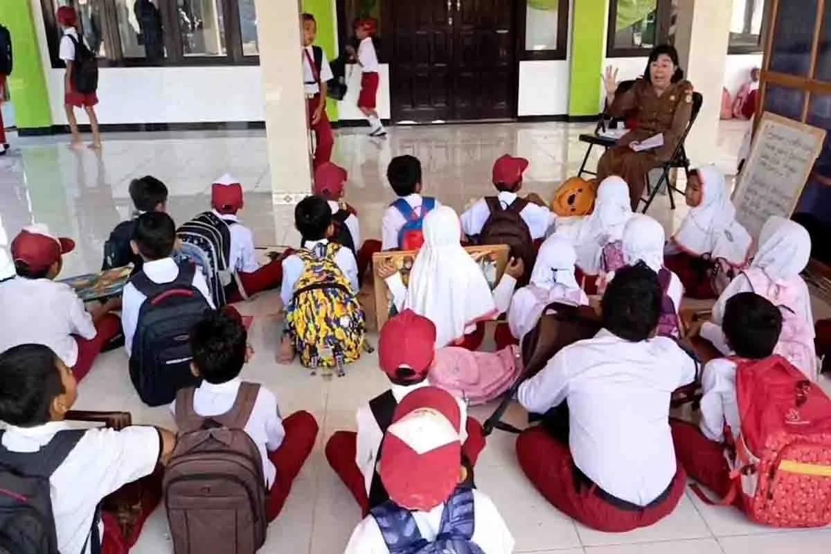 Gedung Sekolah Direnovasi, Siswa SD di Sampit Mengungsi ke Musala
