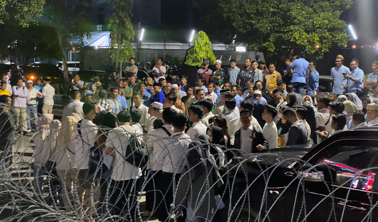 Saling Adu Yel-Yel, Suasana Meriah Pendukung Calon Bupati Kotim di Depan KPU