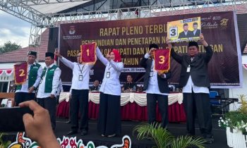 Tiga pasangan calon atau paslon bupati dan wakil bupati Katingan saat pengambilan nomor urut.