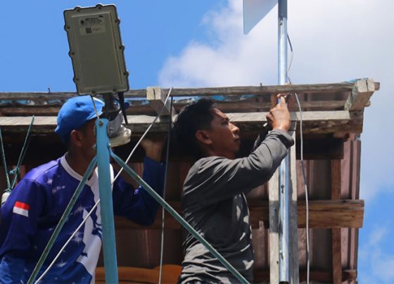 Tim teknis Diskominfo Kotim memasang jaringan internet di Kantor Desa Sungai Hanya, Kecamatan Antang Kalang, Selasa, 24 September 2024.