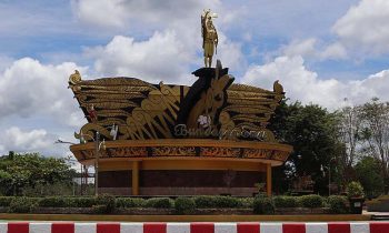 Tugu Bundaran Emas Puruk Cahu